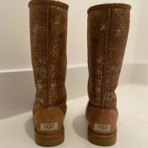 New / UGG / Beige & Silver / Size:7